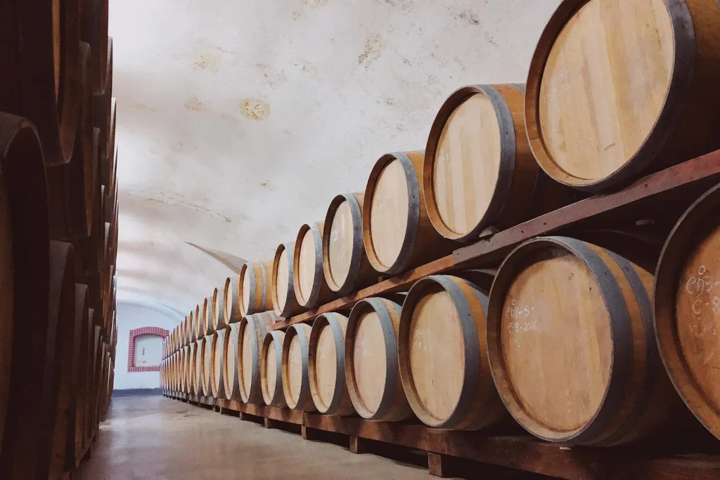 Barricas de roble para la maduración del vino artesanal de uva Isabela