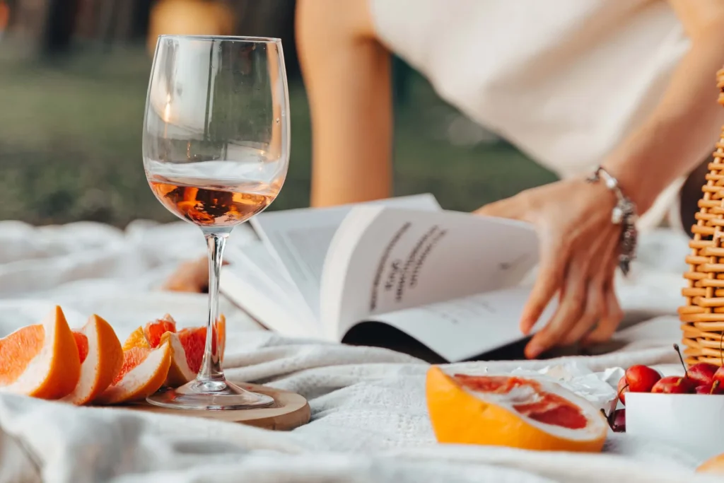 Copa de vidrio con vino artesanal