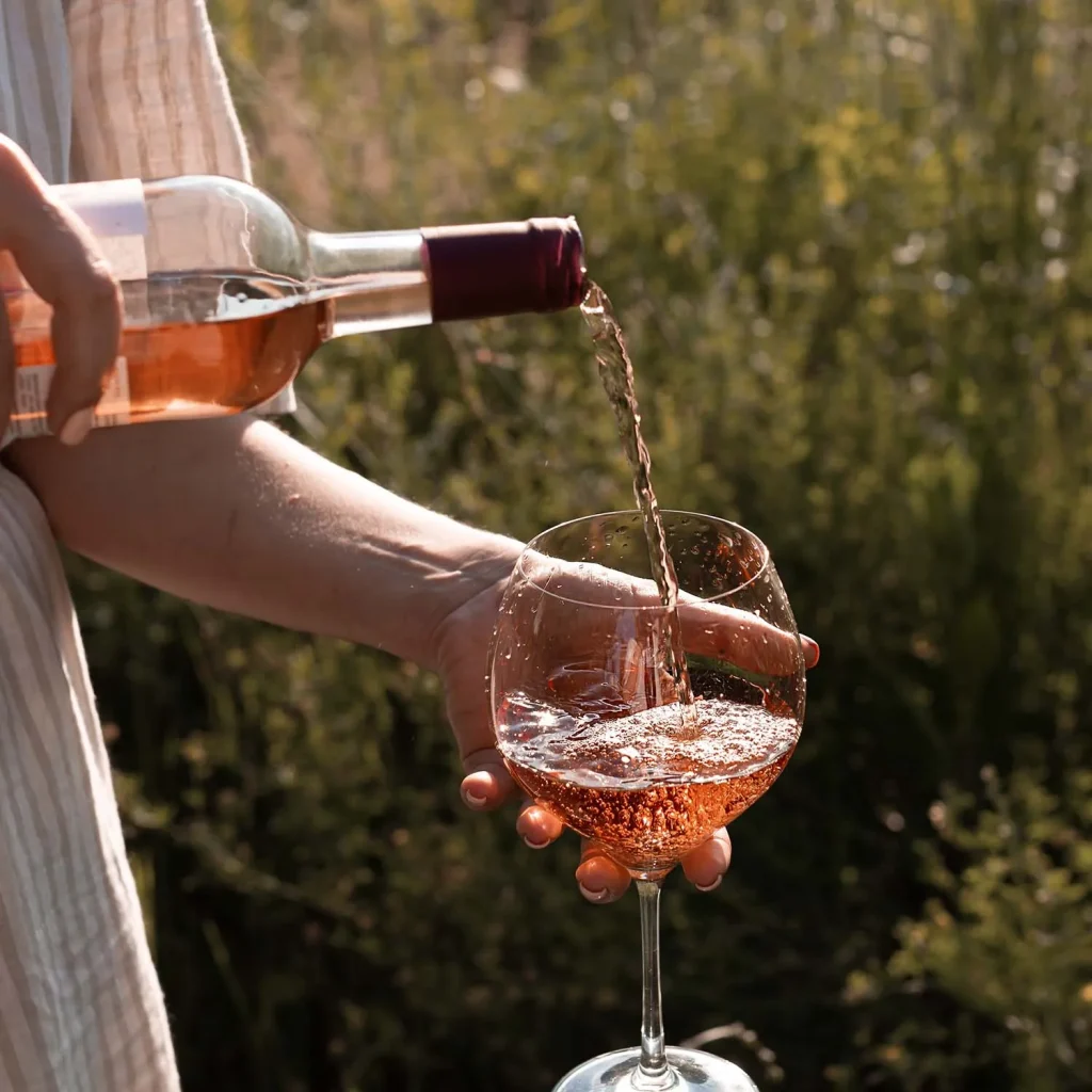 Vino artesanal servido en copa en el campo de Palmira