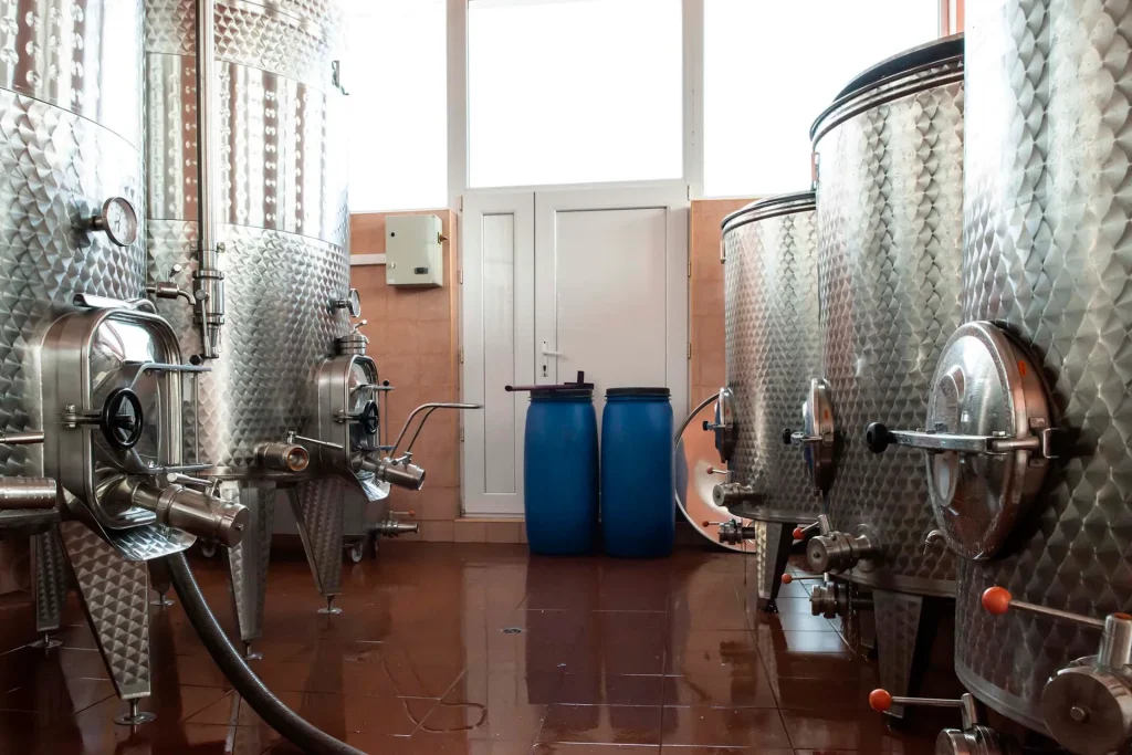 Tanques del proceso artesanal de elaboración de vino